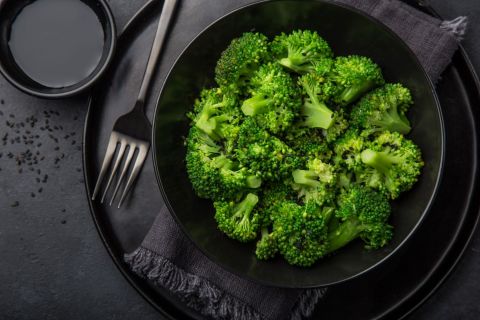 Sprøde Broccolibøffer med Fyldig Salat
